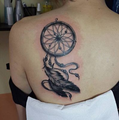  Tatouage attrape rêve sur le coté du dos